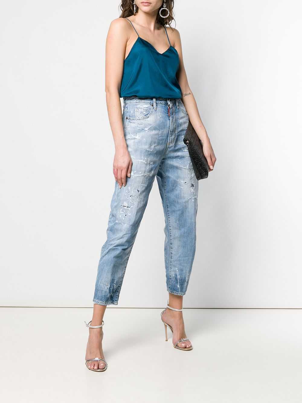 Какие джинсы в моде в 2020 году. модные женские джинсы этого года.