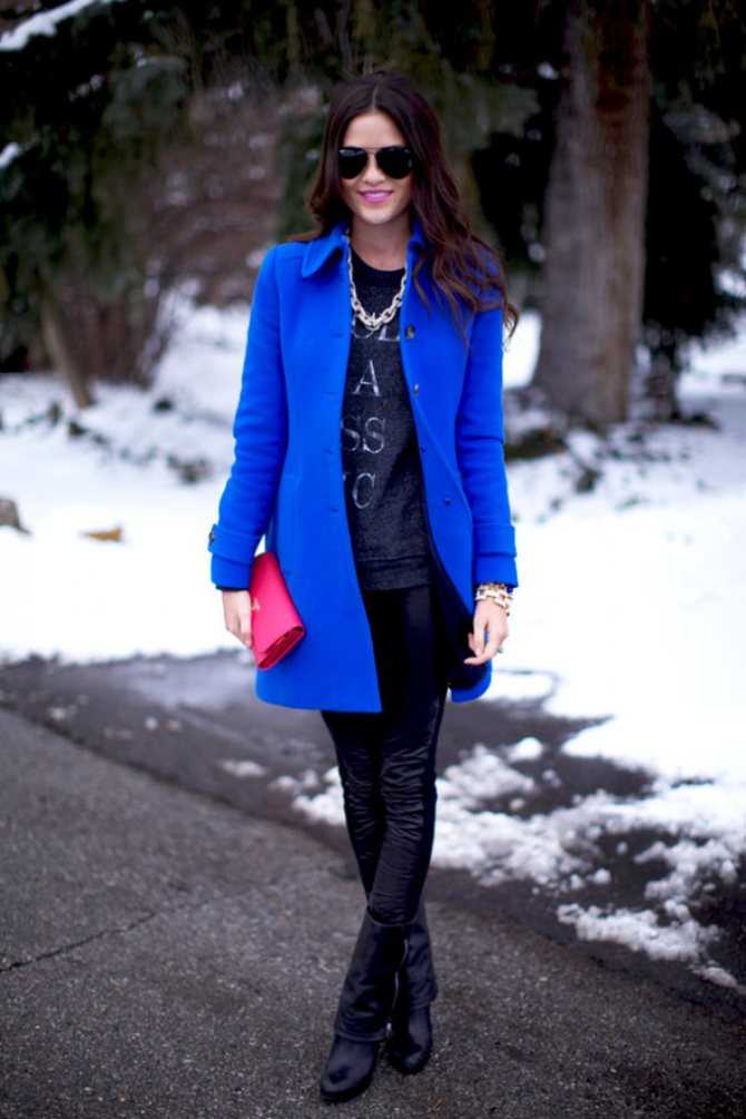 Девушка в синей куртке