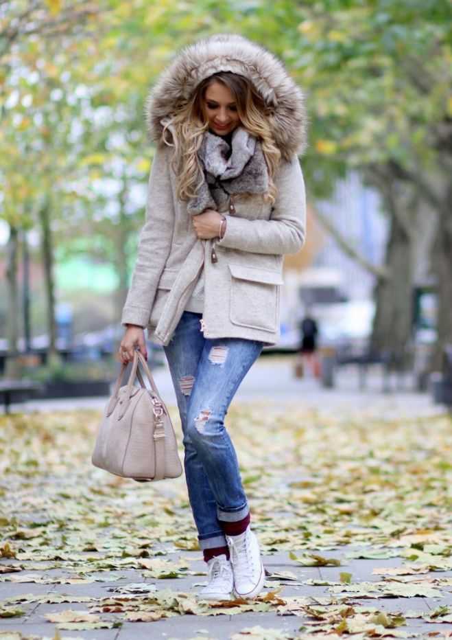 Зимняя женская куртка с джинсами