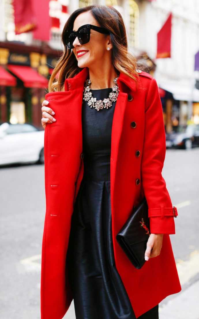 Ношу красное пальто: советы как подобрать аксессуары, фото