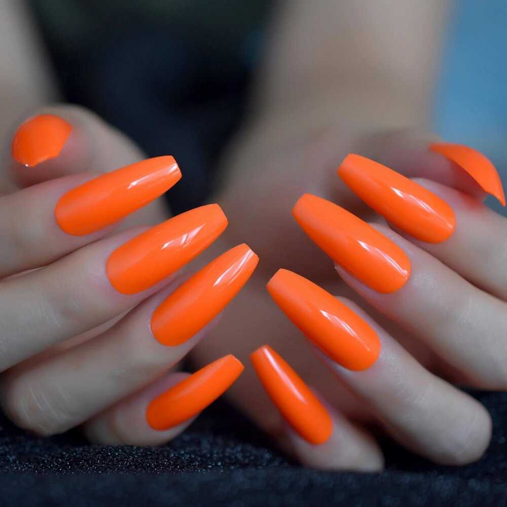 Neon orange. Неоновый оранж маникюр. Оранжевый маникюр. Ногти оранжевого цвета. Яркий оранжевый маникюр.