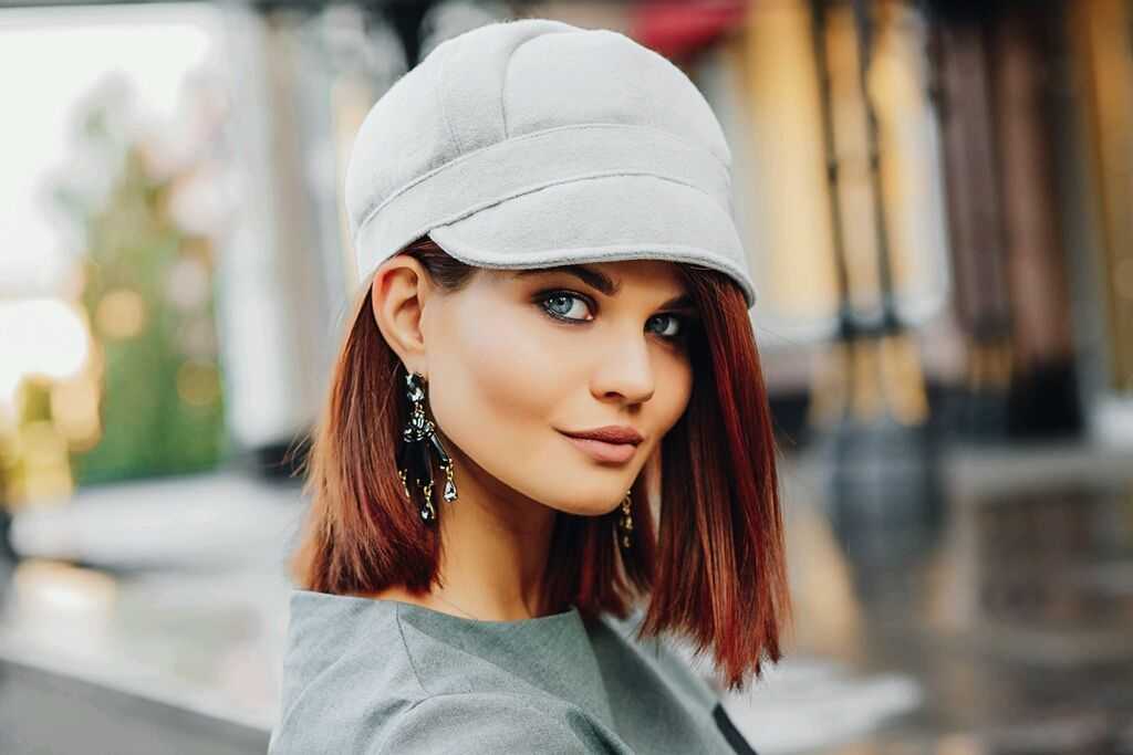 Самые модные и красивые зимние женские шапки в 2021-2022 году