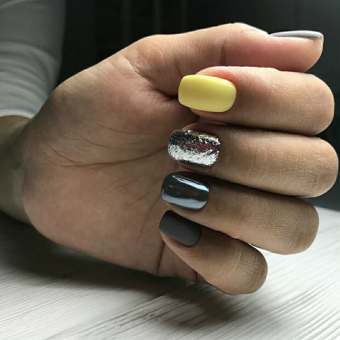 Ногти желтые с серым