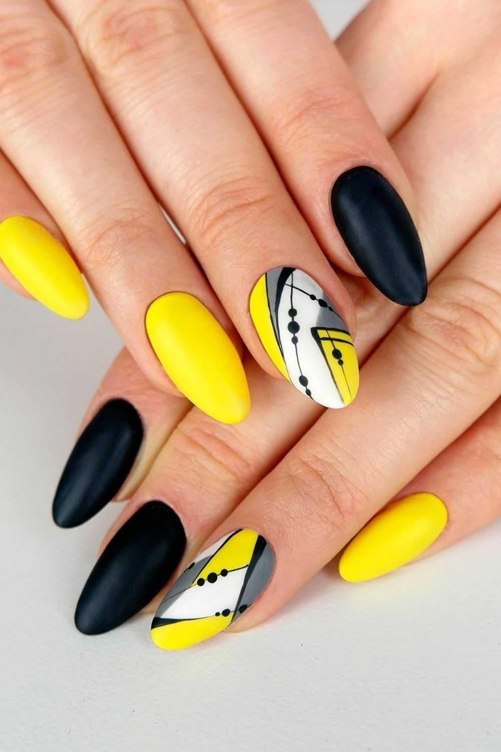 Дизайн желтых ногтей 2024. Маникюрчереый с желтым. Маникюр жёлтый с чёрным. Маникюр черно желтый. Черно желтые ногти.