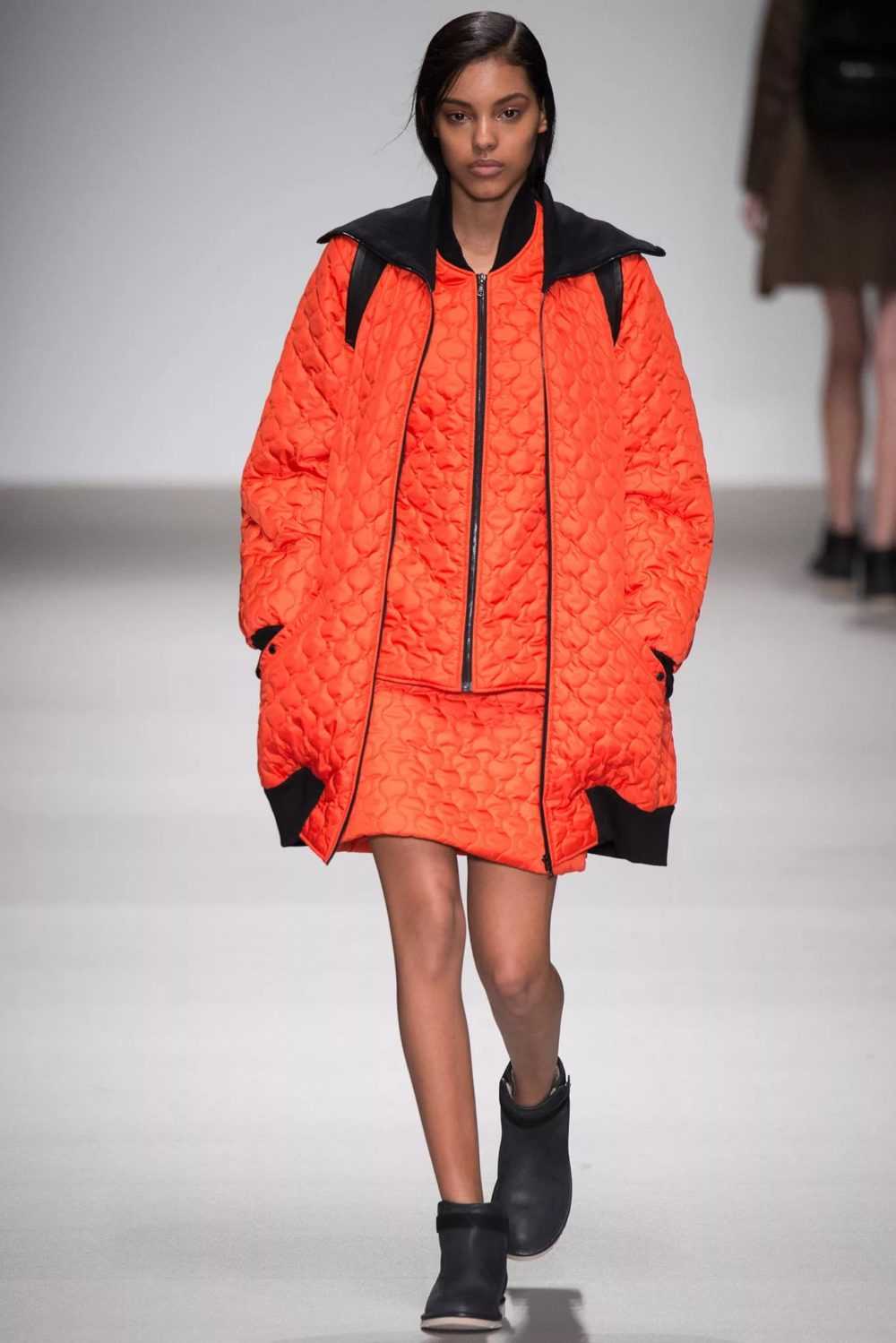 В моде зимой 2018 — 2019 остается женственность и асимметричные куртки с большими воротниками