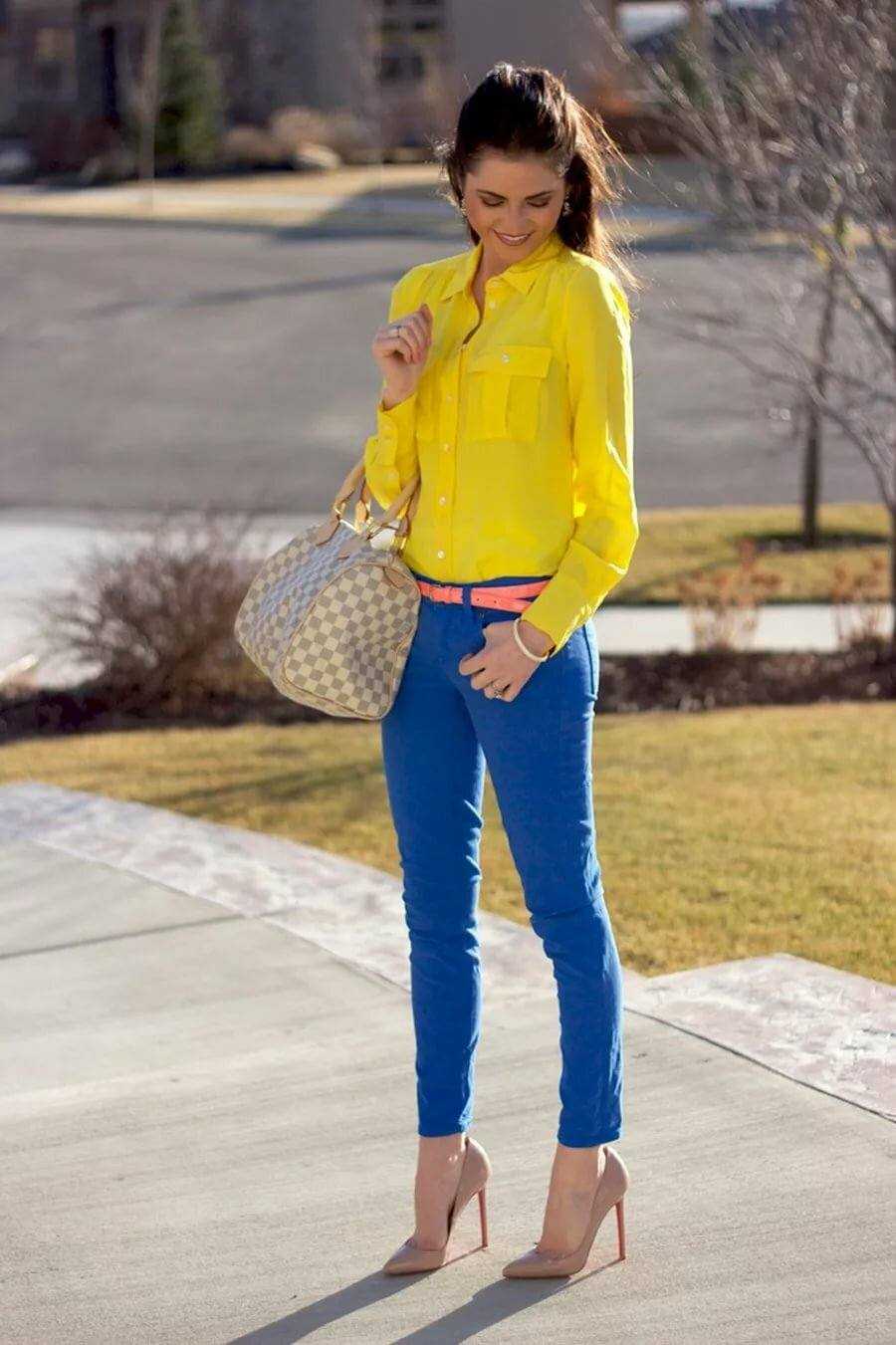 Девушка в синих брюках