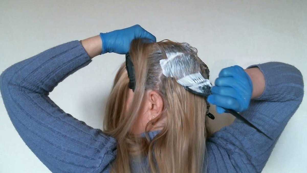 Как нанести содержимое на корни волос