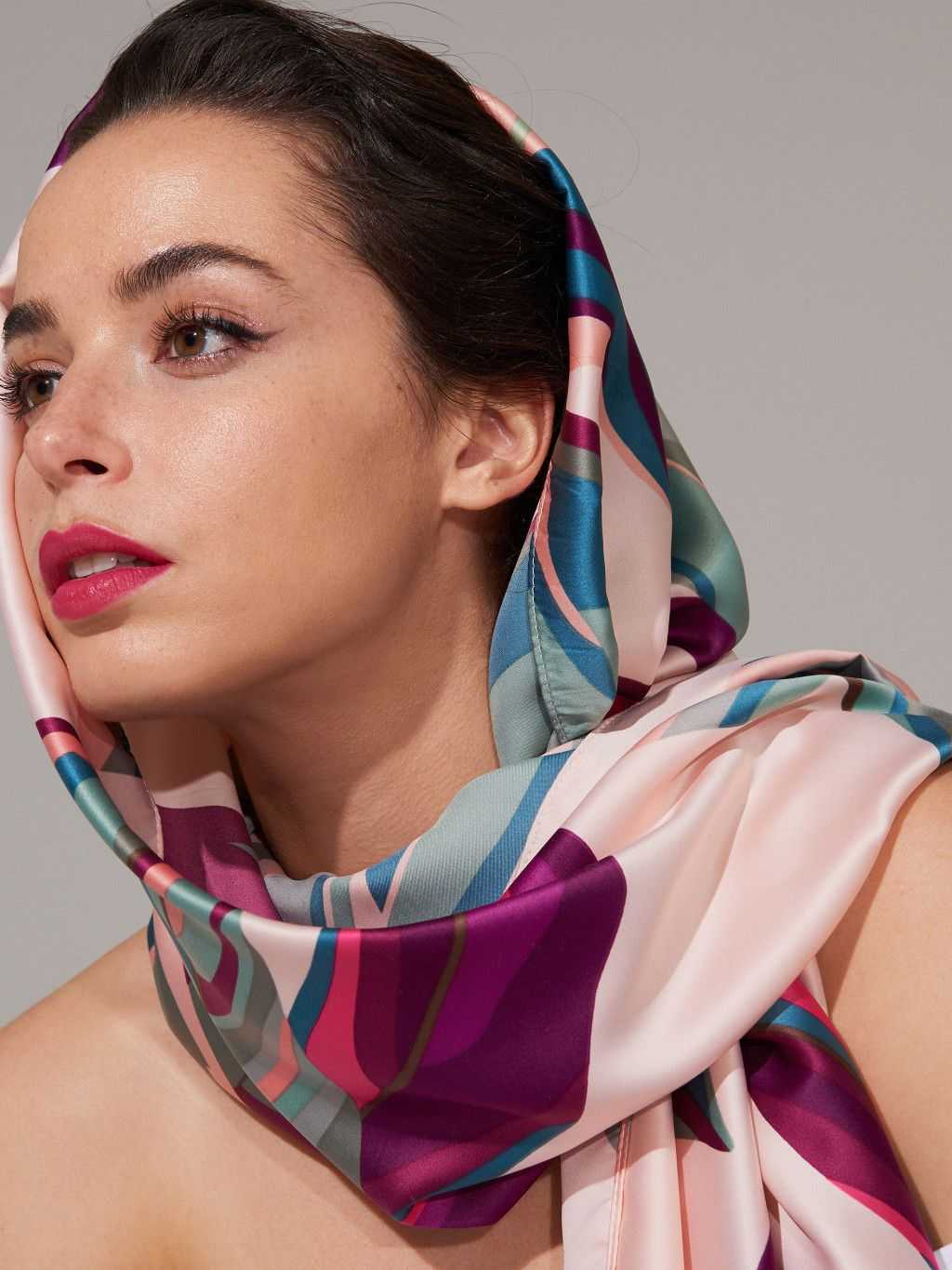 Женские шарфы осень-зима 2021-2022 | стильные фасоны, модные расцветки, фото луков
