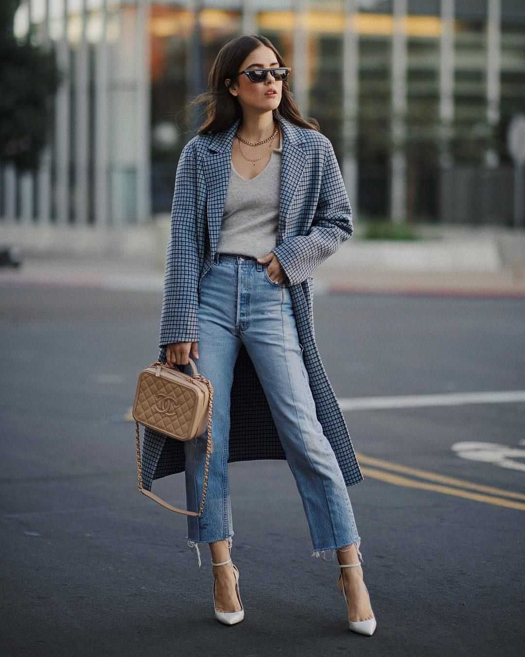 Стильные идеи, как носить женщинам джинсы с сапогами в 2020 году Фото модных луков
