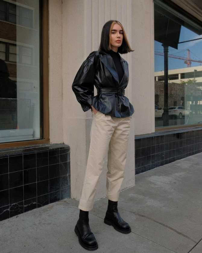 С чем носить кожаные брюки: женские образы 2020 на фото