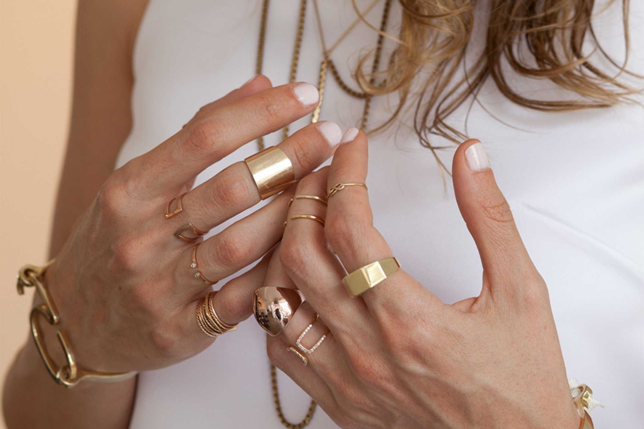 Несколько золотистых. Модные кольца. Золотые украшения. Стильные золотые украшения. Модные широкие кольца.