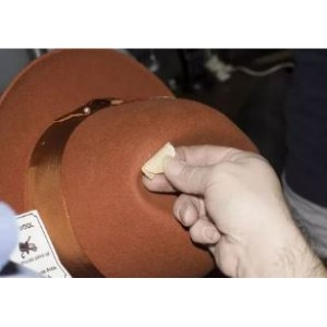 Как самостоятельно почистить фетровую шляпу в домашних условиях