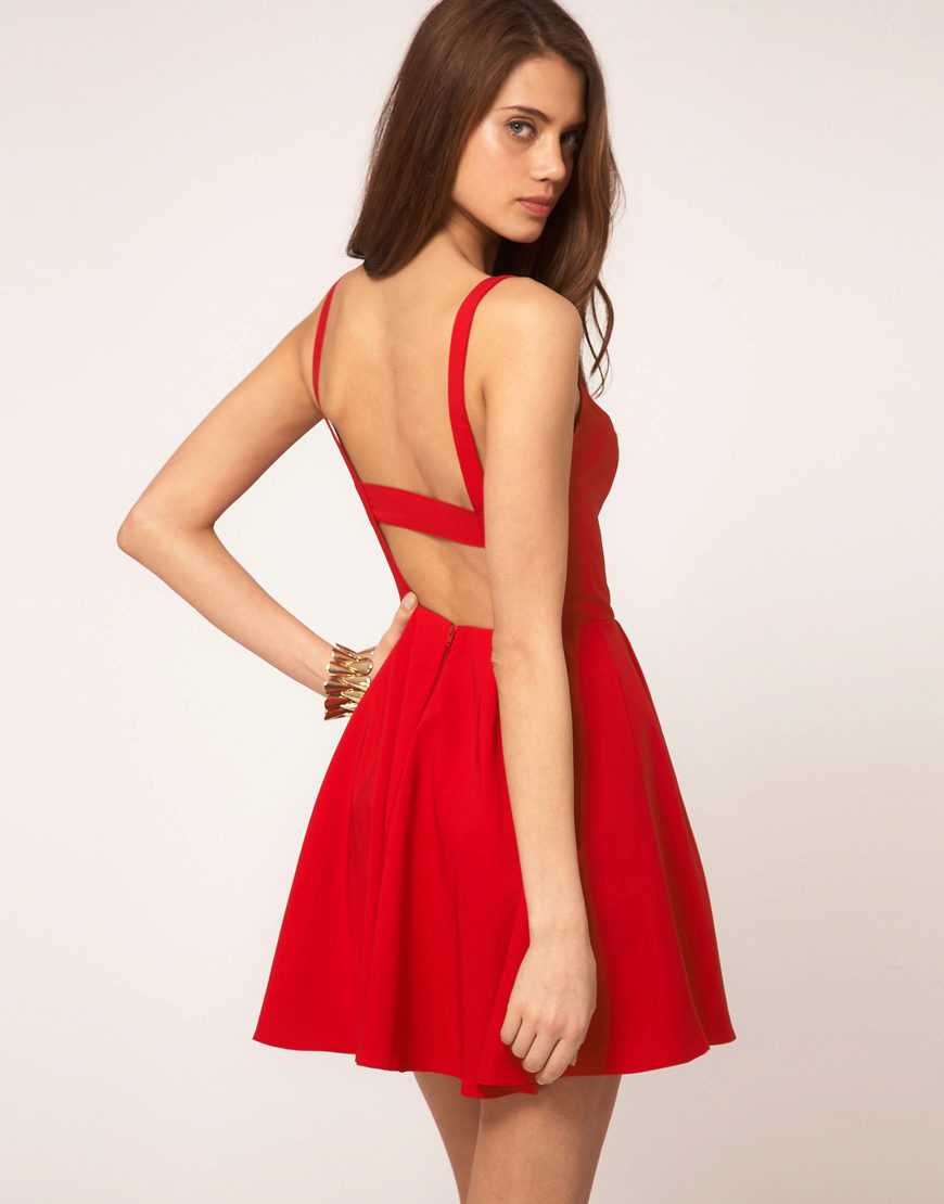 Короткое платье с вырезом. Короткое платье. Красивое красное платье. Красное летнее платье. Красное платье с открытой спиной.
