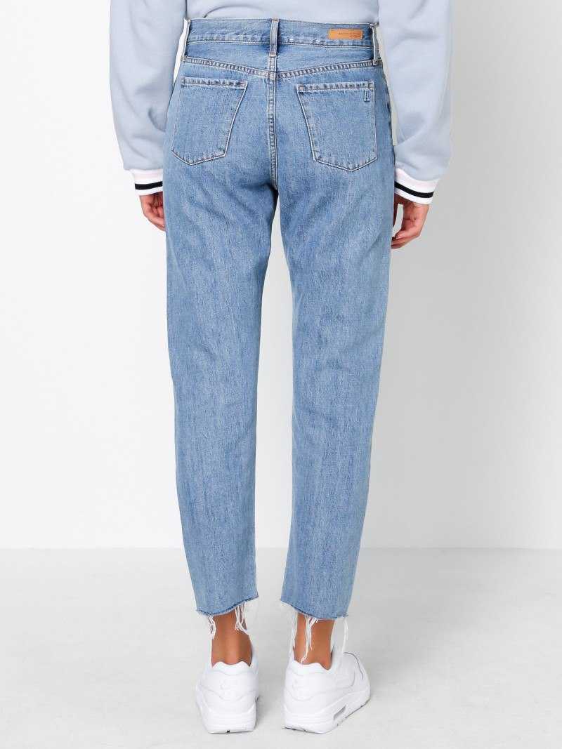 Актуальный ретро тренд: джинсы мом — полная раскованность и скрытая сексуальность