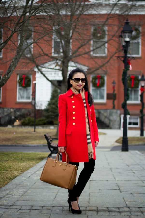 С чем носить красное пальто, чтобы выглядеть стильно