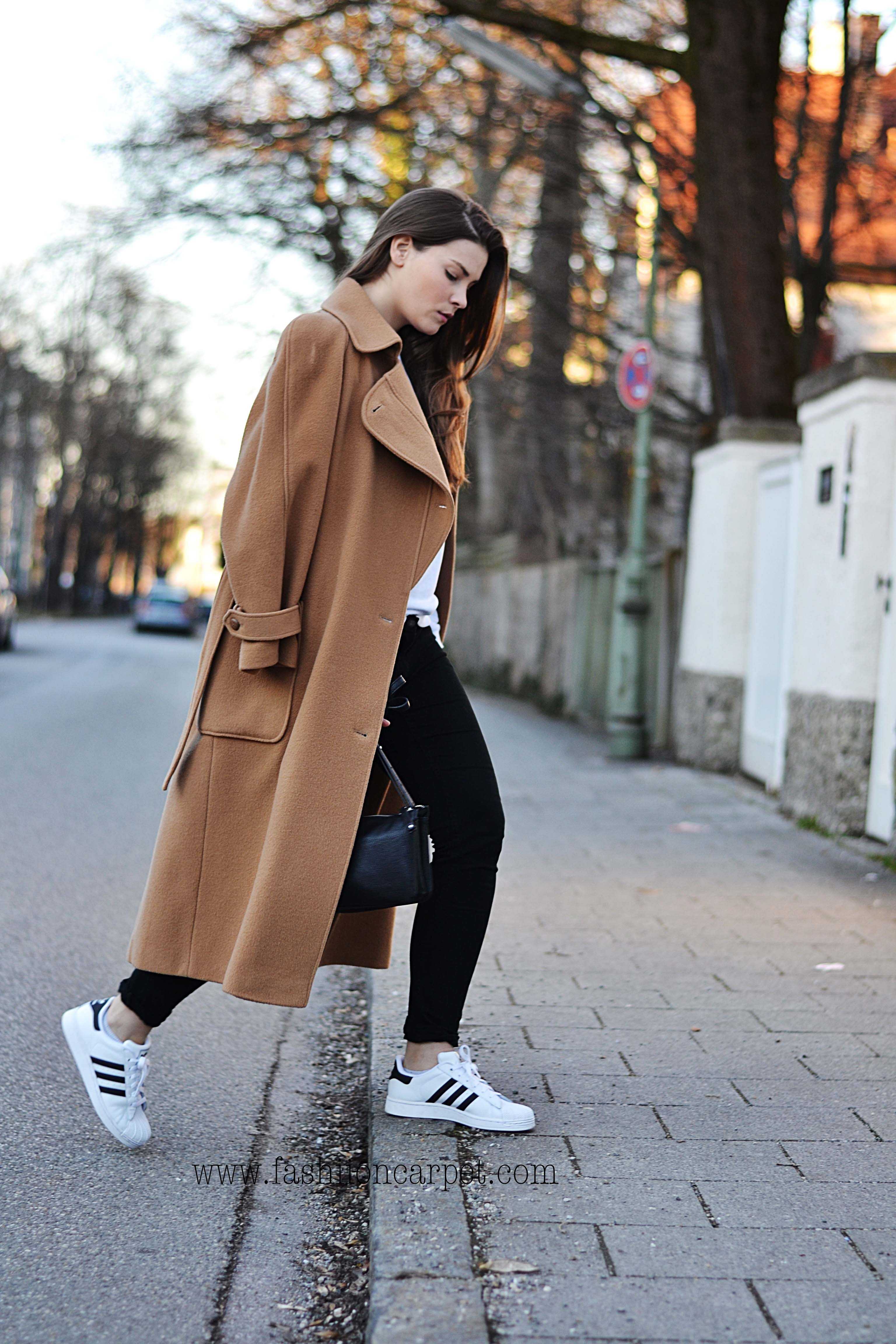 Как носить женское пальто с кроссовками