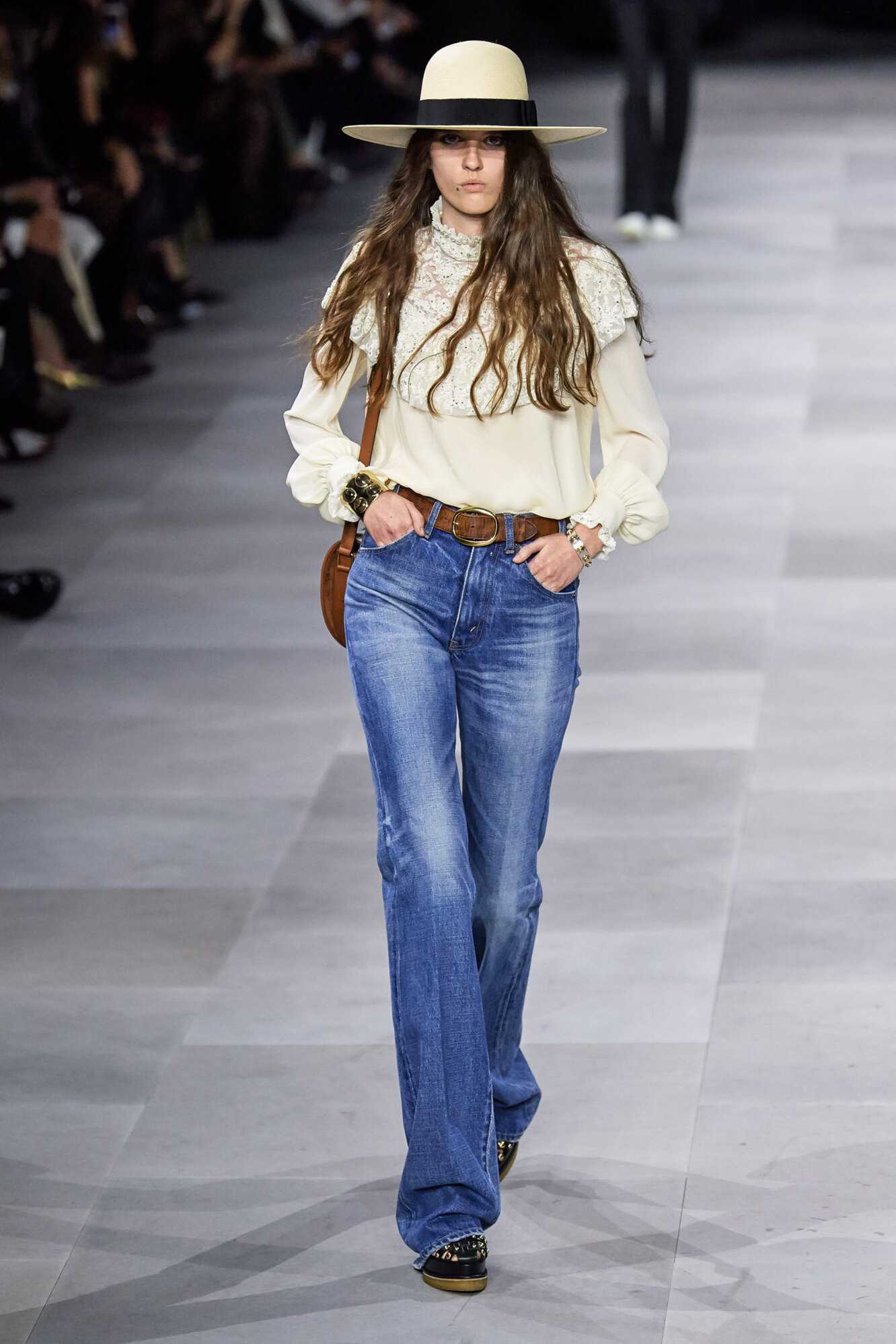 Женские образы с джинсами: 100 фото модных трендов