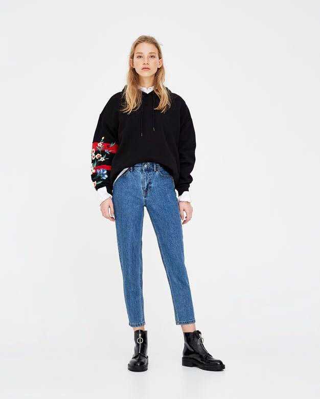 С чем носить джинсы мом — модные образы 2020