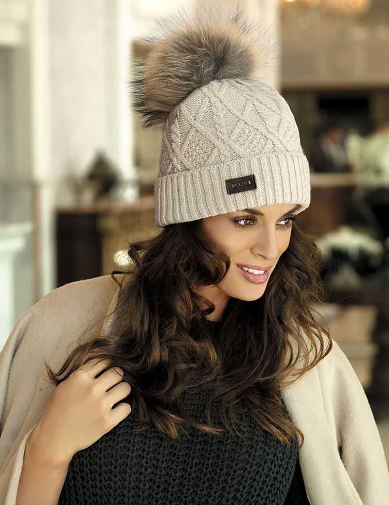Модные женские вязаные шапки сезона зима 2020-2021 года