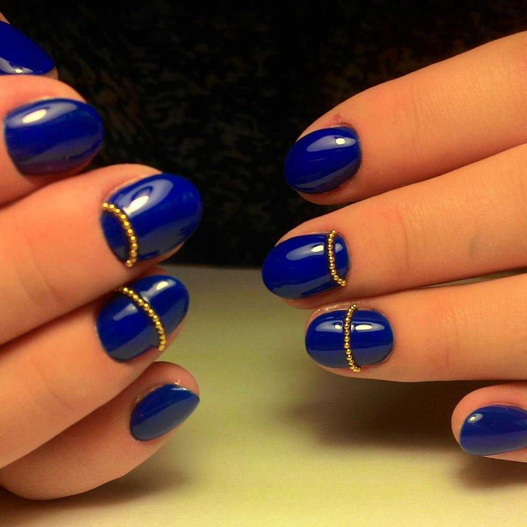 Ногти короткие синий дизайн. Синий маникюр. Синий маникюр на короткие. Синие короткие ногти. Темно синие короткие ногти.