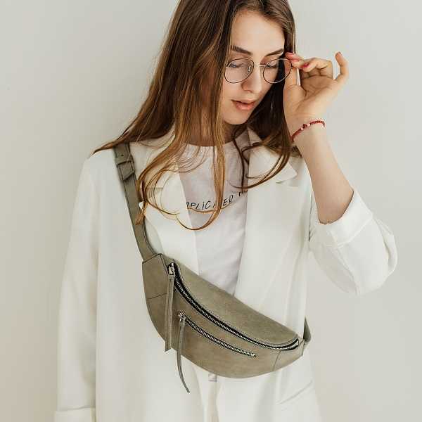Женская поясная сумка 2019 года Модные советы как носить и с чем сочетать Фото стильных образов