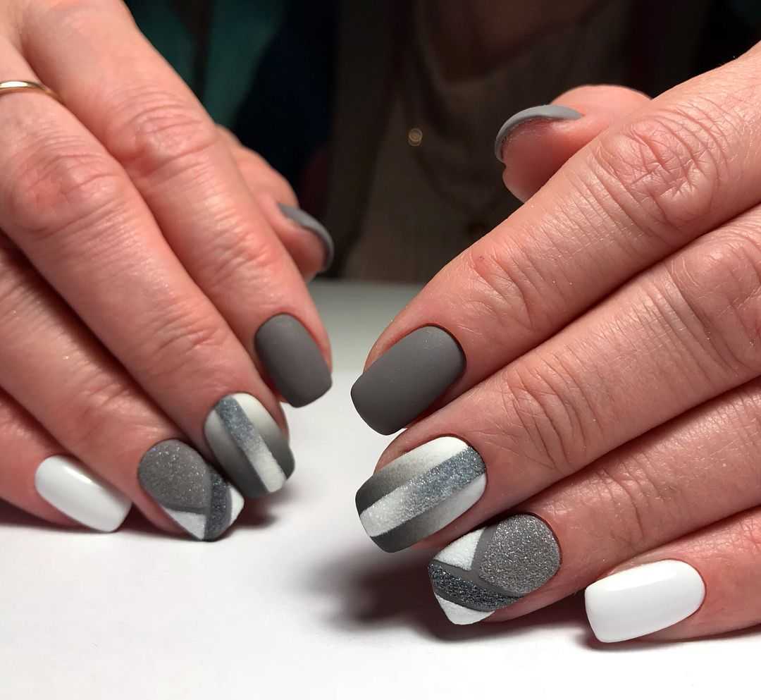 Серебристый маникюр 2021: фото, новинки дизайна ногтей