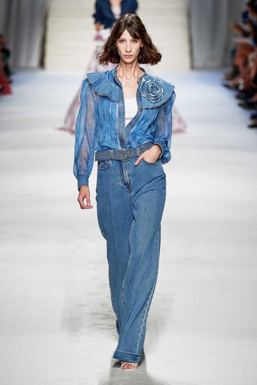 5 самых модных моделей джинсов сезона осень-зима 2020-2021: что будет в моде?