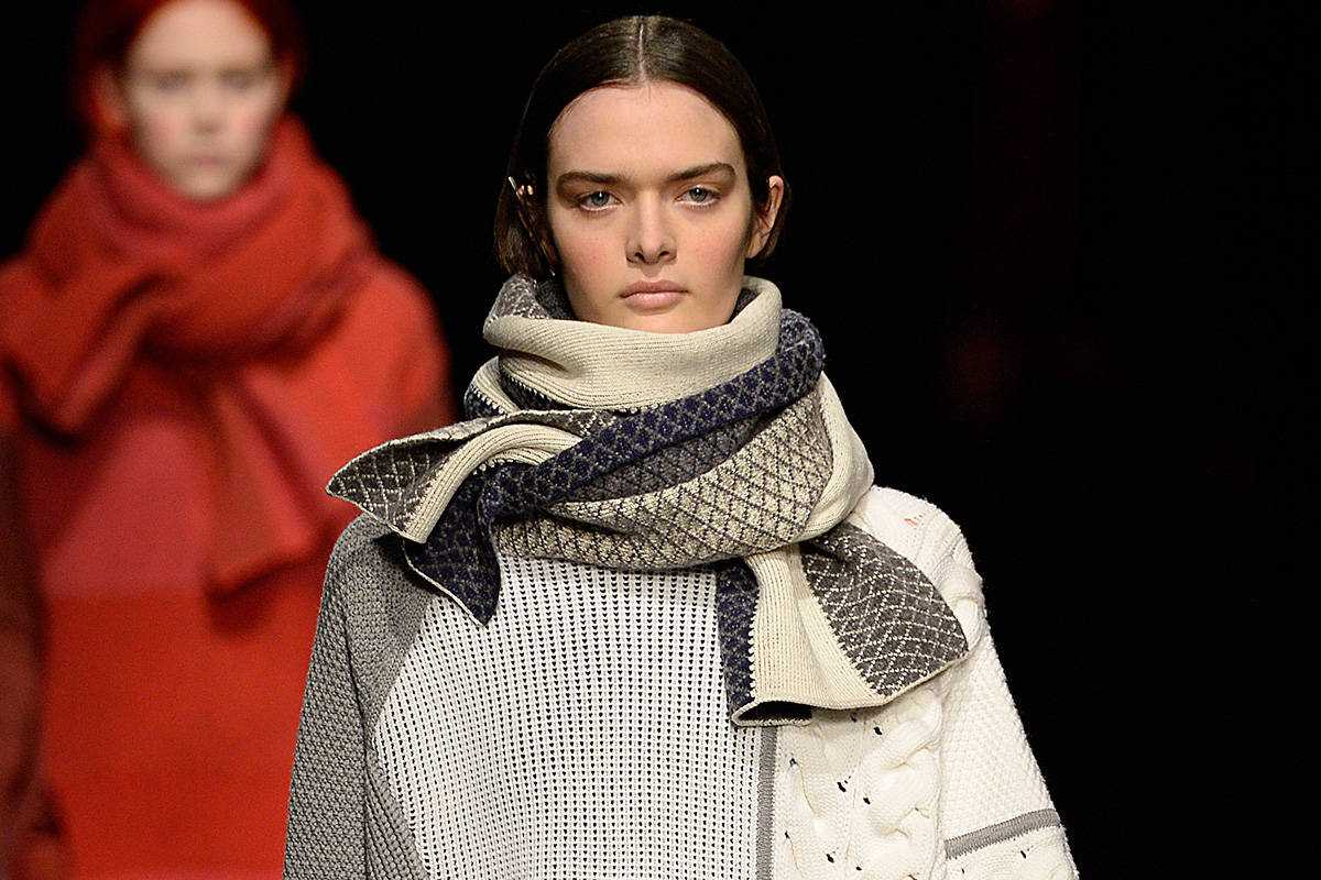 Модные женские шарфы 2021 года: вязаные модели, шейные платки, фото