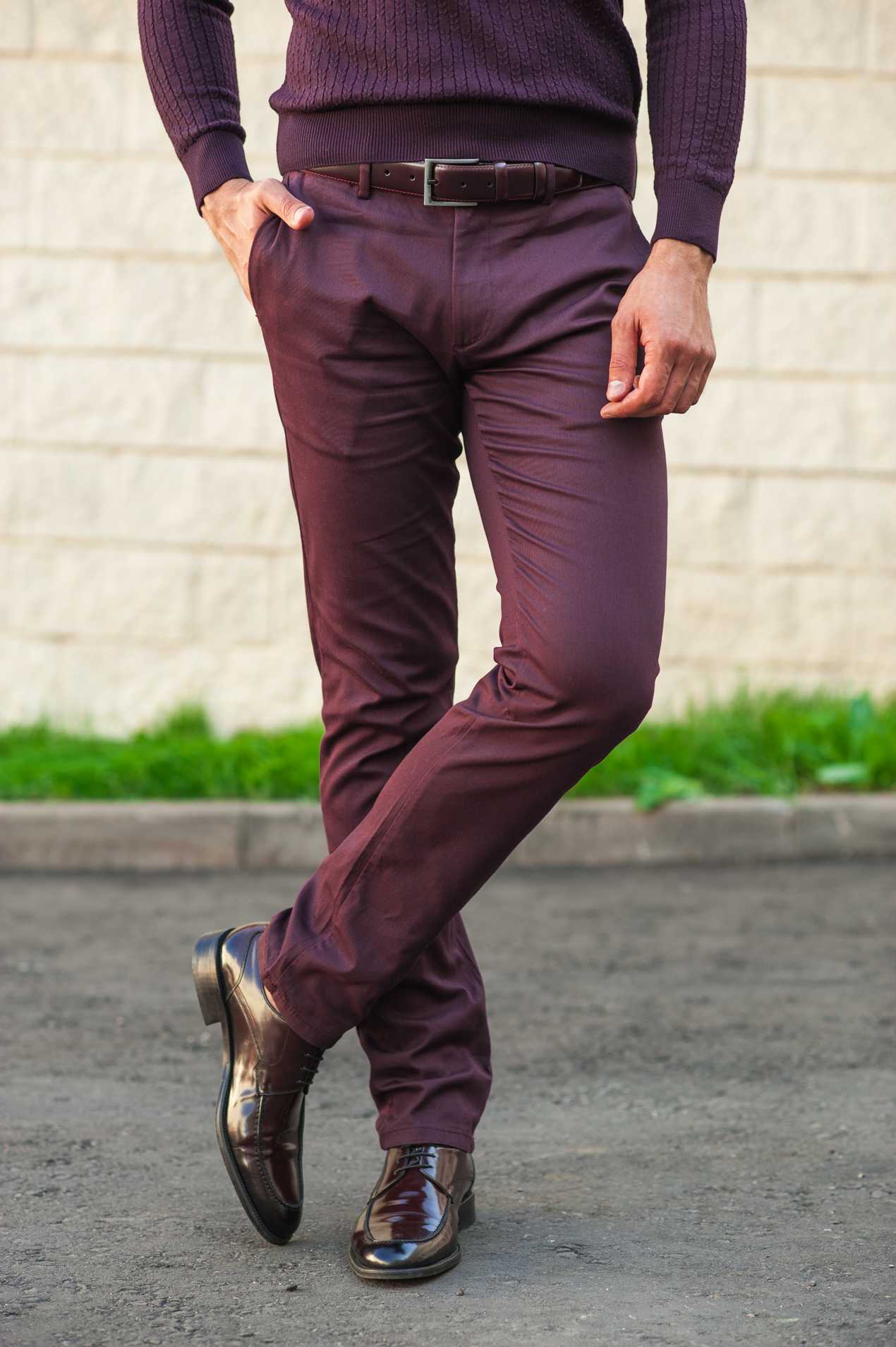 С чем носить коричневые брюки (47 фото)
