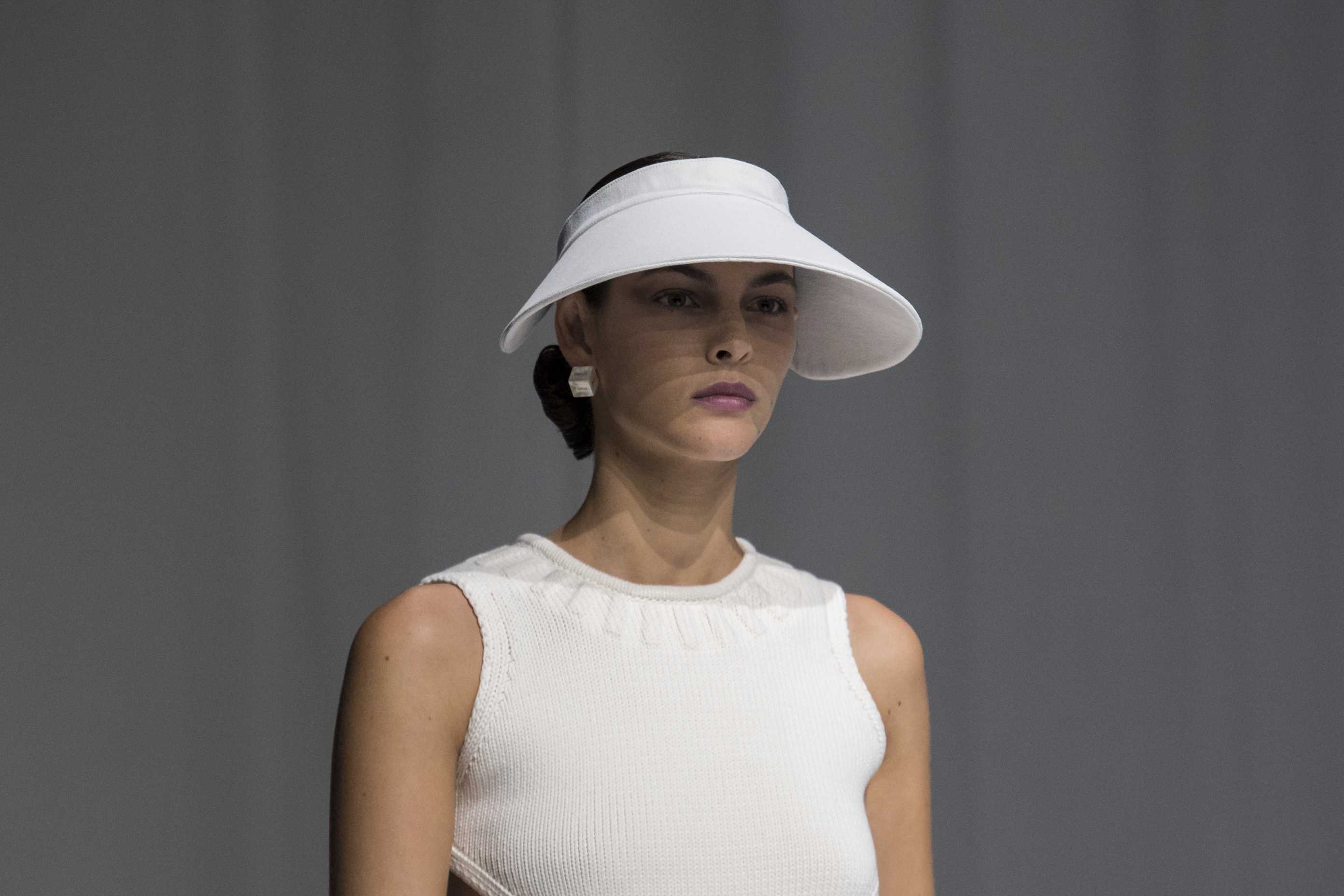 Какие головные уборы для женщин в моде весной и летом 2022? фото-обзор